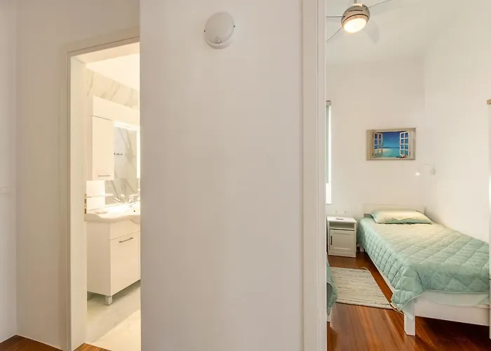 Big Blue Piso Livadi